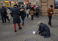 Не помогайте сгорбленным бабкам