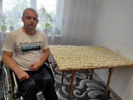 Черкащанин з інвалідністю щотижня робить тисячу вареників для військових на фронті