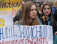 В центрі Києва родичі провели акцію на підтримку захисників Маріуполя