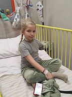 Дев'ятирічна Саша з Гостомеля чекає на протезування в США