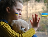 Російська омбуцменка "всиновила" викрадену з Маріуполя українську дитину
