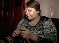 На Чернігівщині незряча жінка в’яже шкарпетки сину, який на фронті, та його побратимам