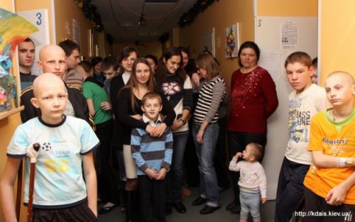 Учащиеся семинарии посетили онкобольных детей в Национальном институте рака (7)