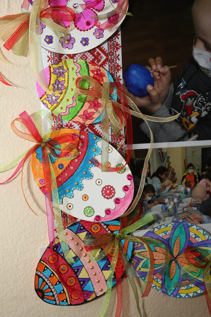 Со праздником Пасхи детей из столичных клиник и детских домов области поздравили волонтеры!
