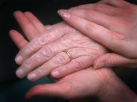 Ученые порекомендовали чаще держать пожилых людей за&nbsp;руку
